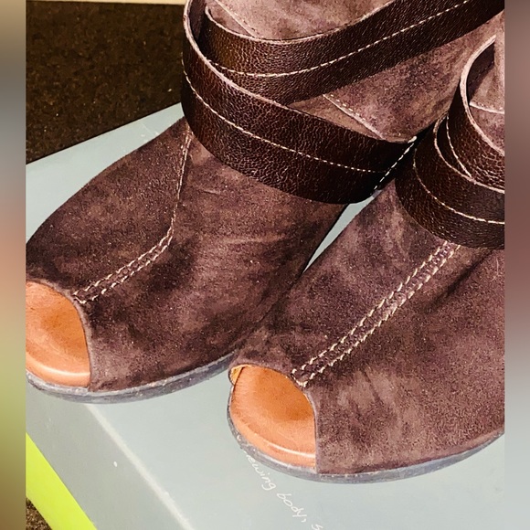 Naya Artemis Women's Tan Suede Peep Toe Heeled Ankle Booties Size 8.5 EUC - Picture 4 of 8